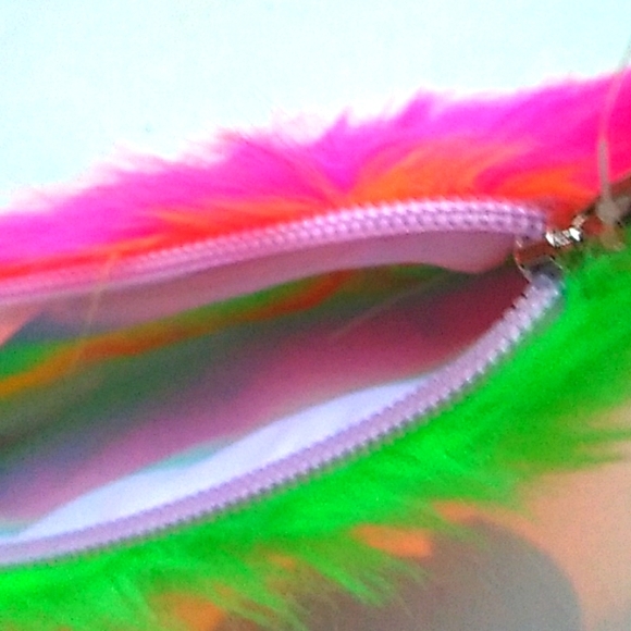 Furry Makeup bag and scrunchie gift set - Picture 2 of 3